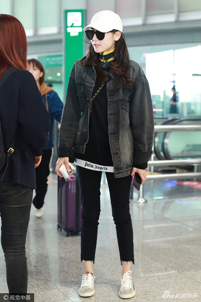 组图:迪丽热巴解绑"陆地cp"后现身 走路放飞自我心情靓