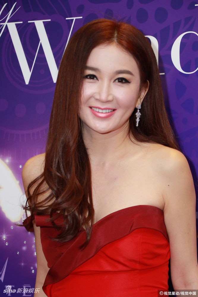 组图:温碧霞一袭红色抹胸裙亮相 对镜头露甜笑娇俏可人