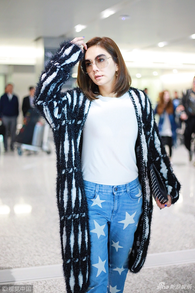 组图:从假小子到真女神!ella现身机场对镜撩发超妩媚