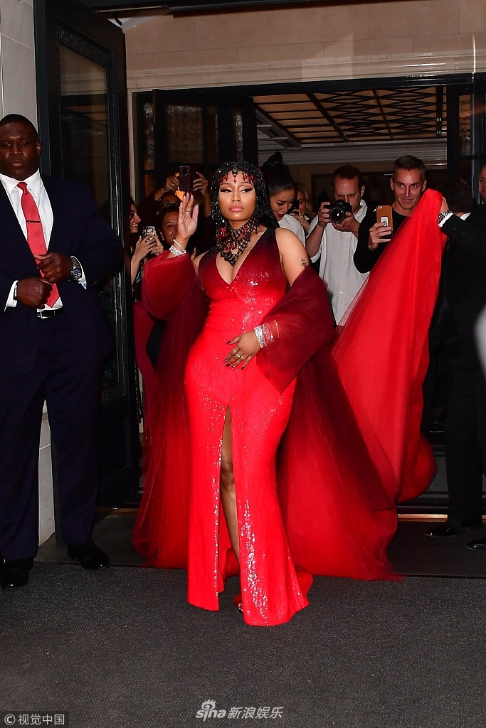 组图:"麻辣鸡"妮琪大红裙霸气妖冶 张开双臂女王范足