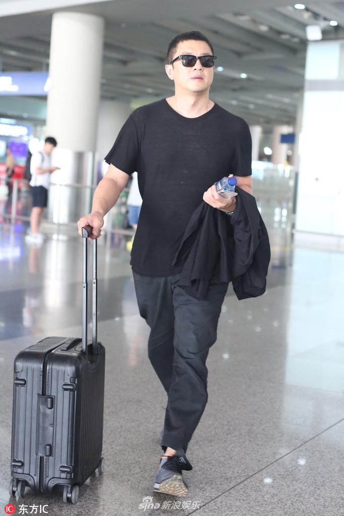 23 17:50:59 3 / 4 新浪娱乐讯 2018年7月23日,北京,李亚鹏现身机场.