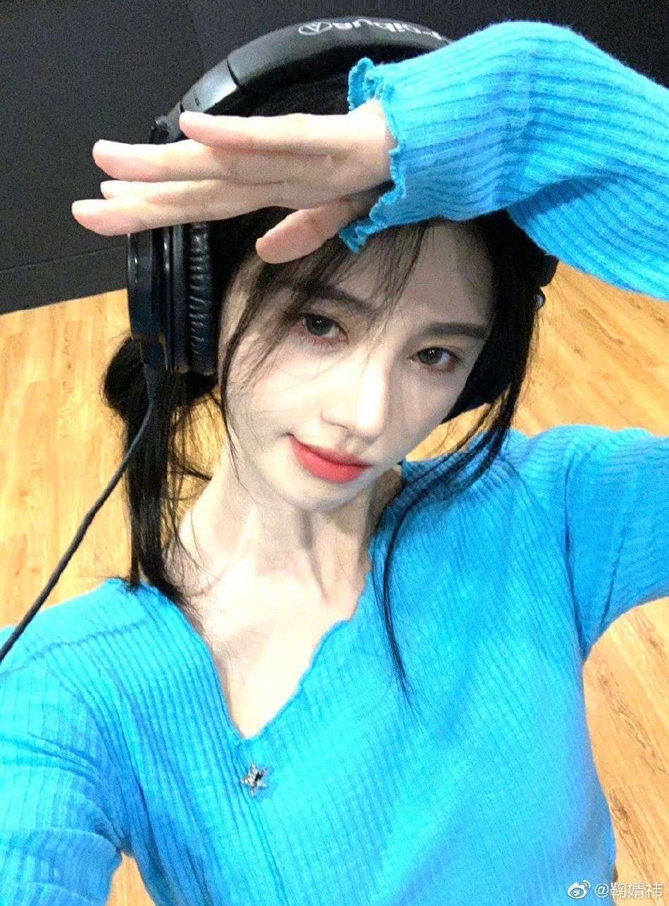 组图:鞠婧祎分享自拍美照 穿蓝色斜领上衣戴耳机温柔迷人_高清图集