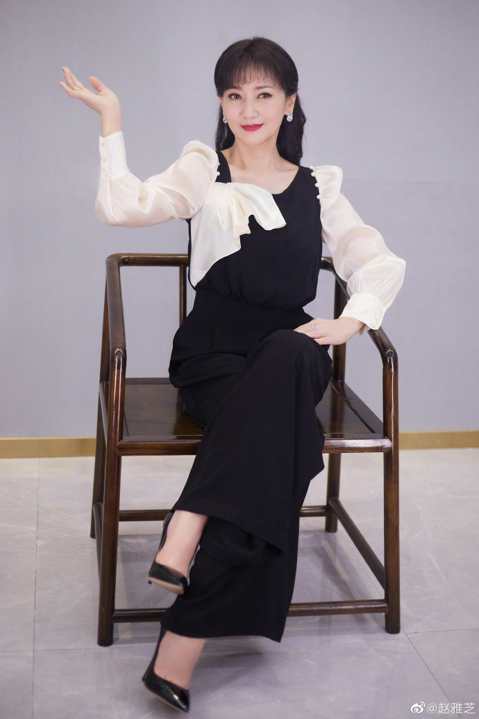 组图70岁赵雅芝穿黑白套装优雅十足仪态端庄似冻龄女神