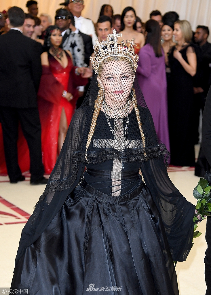 组图:麦当娜圣母玛利亚造型霸气神圣 搔首弄姿宝刀不老