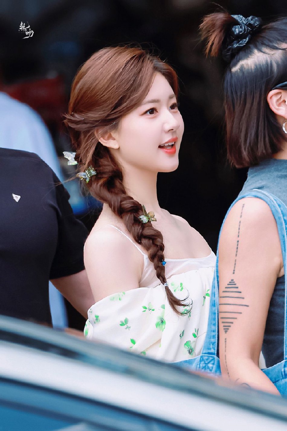 赵露思穿绿色碎花吊带裙 仙气飘飘甜美可人-易天影视公司-服务项目:明