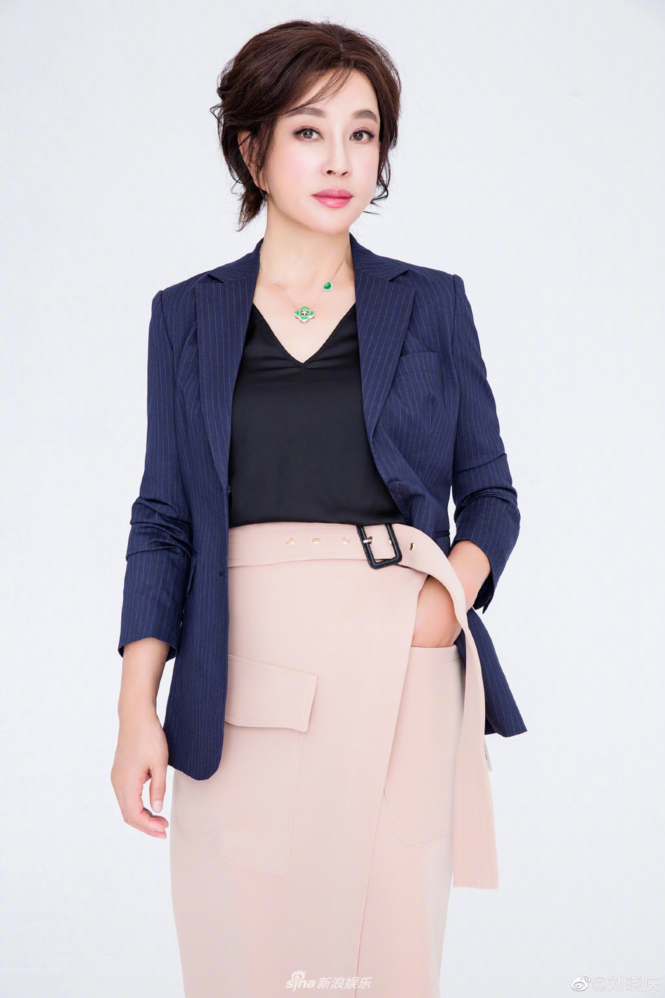 组图:64岁刘晓庆穿西装长裙显干练 紧身内搭衬出窈窕身材