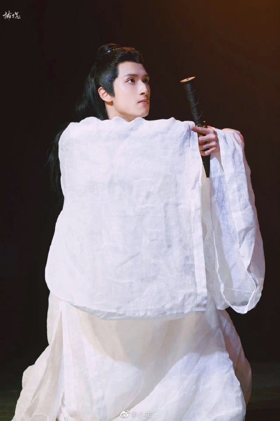 6月26日,严浩翔北电期末汇演造型释出,饰演《夜宴》无鸾,一袭白衣帅气