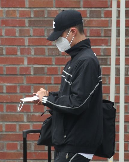 組圖：演員樸寶劍31日正式入伍 戴口罩帽子拎包現身