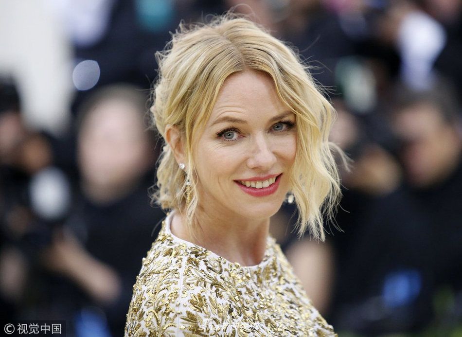 组图娜奥米沃茨烈焰红唇精致妖娆获专人帮忙理裙摆