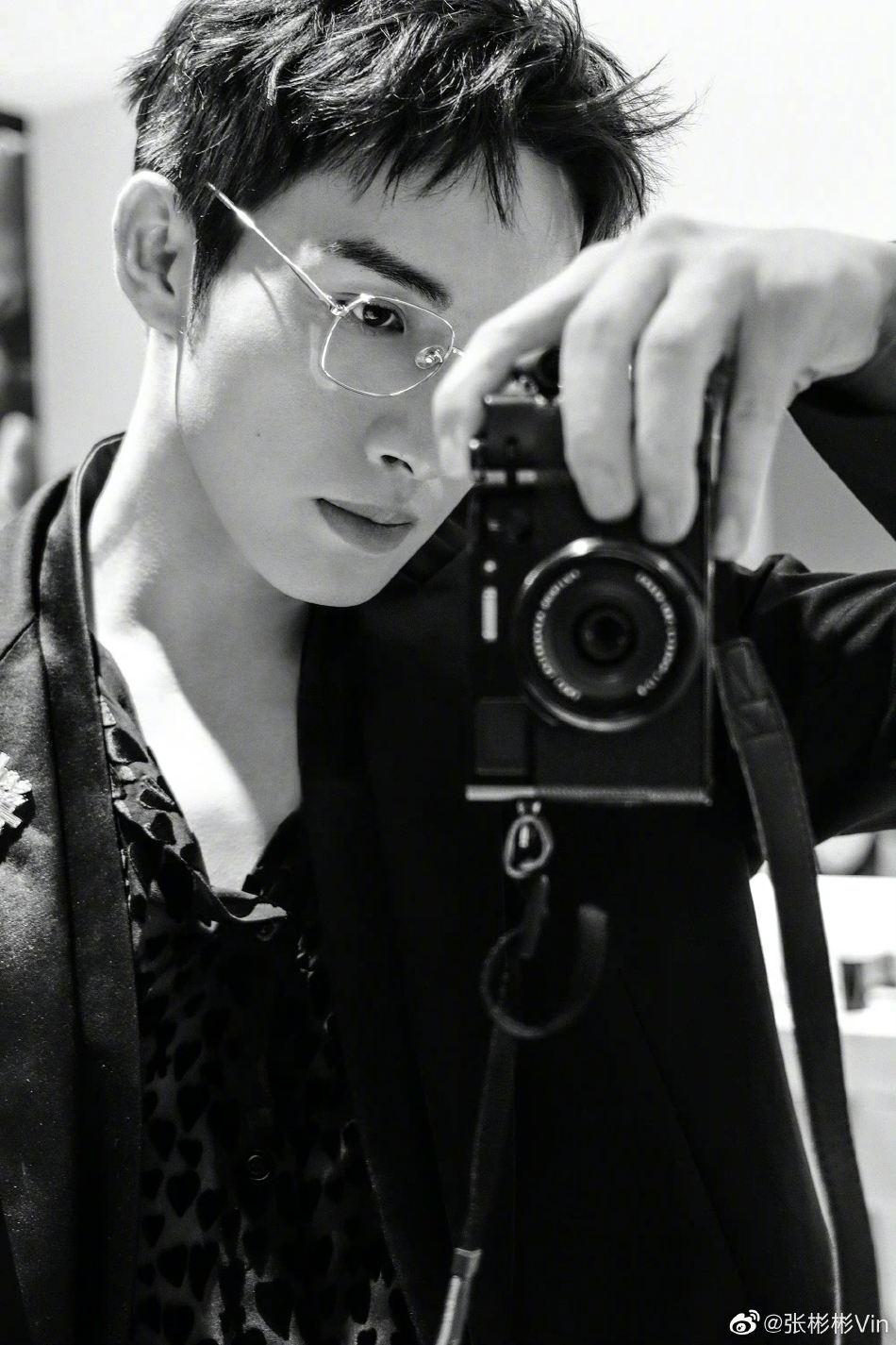 组图:张彬彬晒九宫格黑白写真 银边眼镜框更显斯文清冷