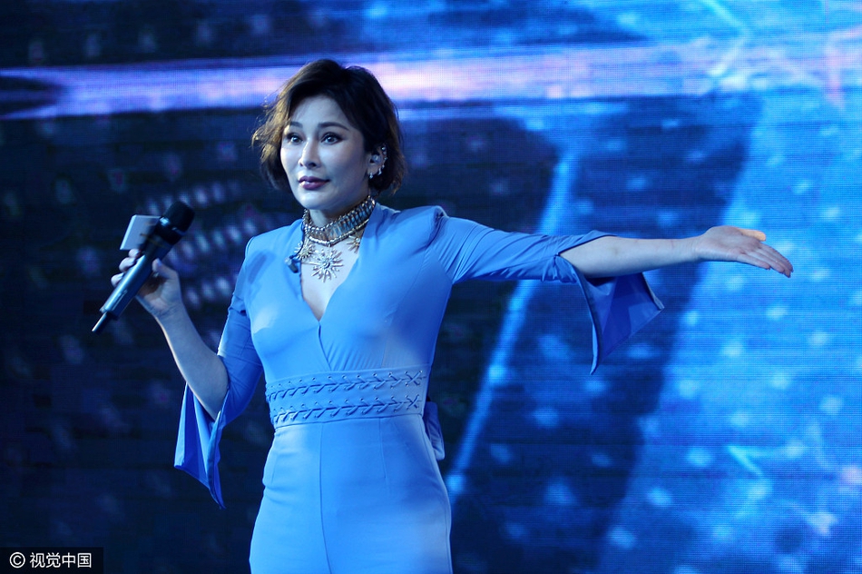 新浪娱乐讯 近日,温岚现身武汉出席某商业活动,现场献唱歌曲三首,身材