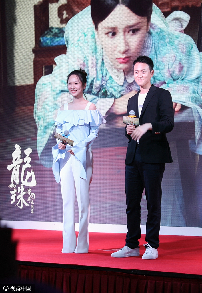 组图:配一脸!杨紫与秦俊杰同台现身甜蜜撒狗粮