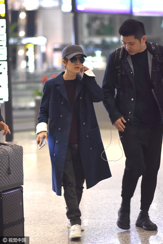 组图:郭敬明现身似霸道总裁 穿长款大衣尽显娇小