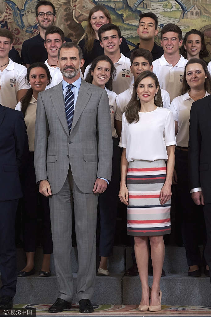 组图:西班牙国王夫妇出席活动 甜蜜对视现最萌身高差