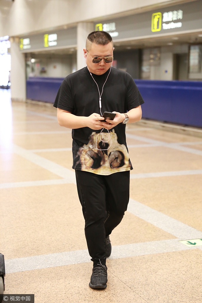 组图岳云鹏全黑look现身酷劲足心情大好玩反拍