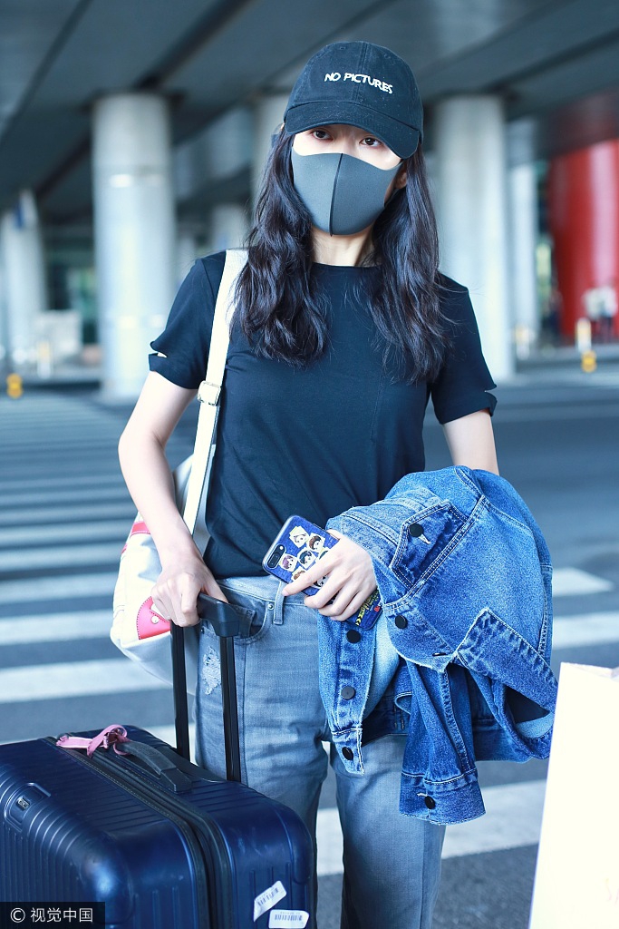 新浪娱乐讯 2017年8月8日讯,北京,王鸥现身机场,当日她戴着帽子口罩