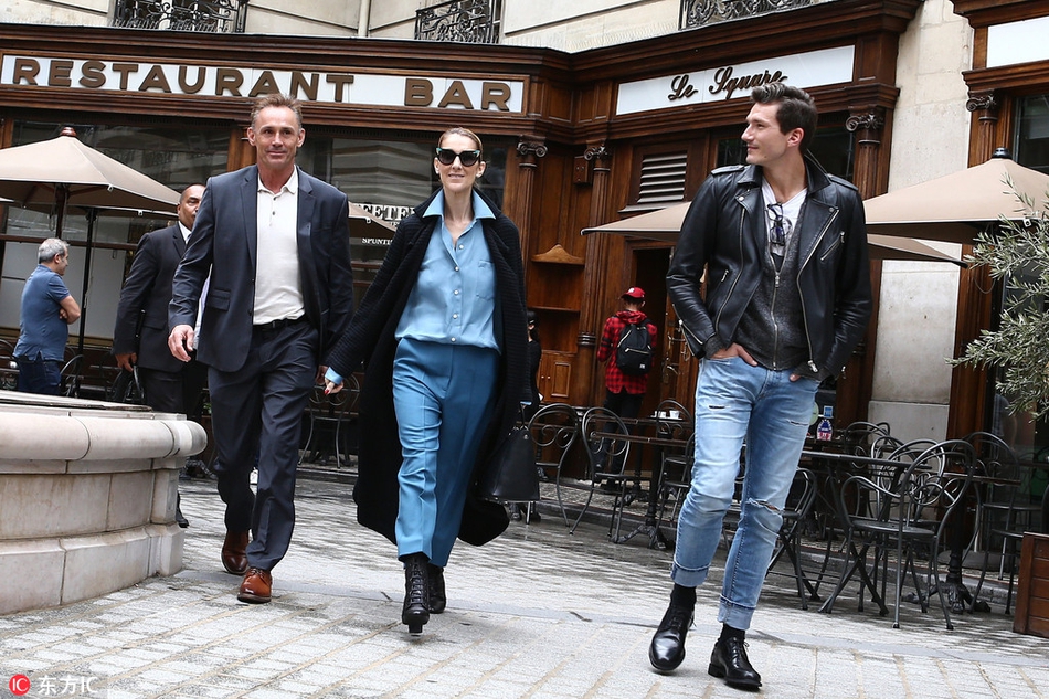 组图:49岁席琳迪翁穿黑色风衣气场足 挽小男友秀恩爱