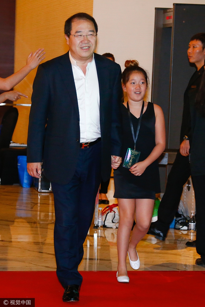 组图:英达"洗钱风波"后公开现身 与身边美女上演身高差