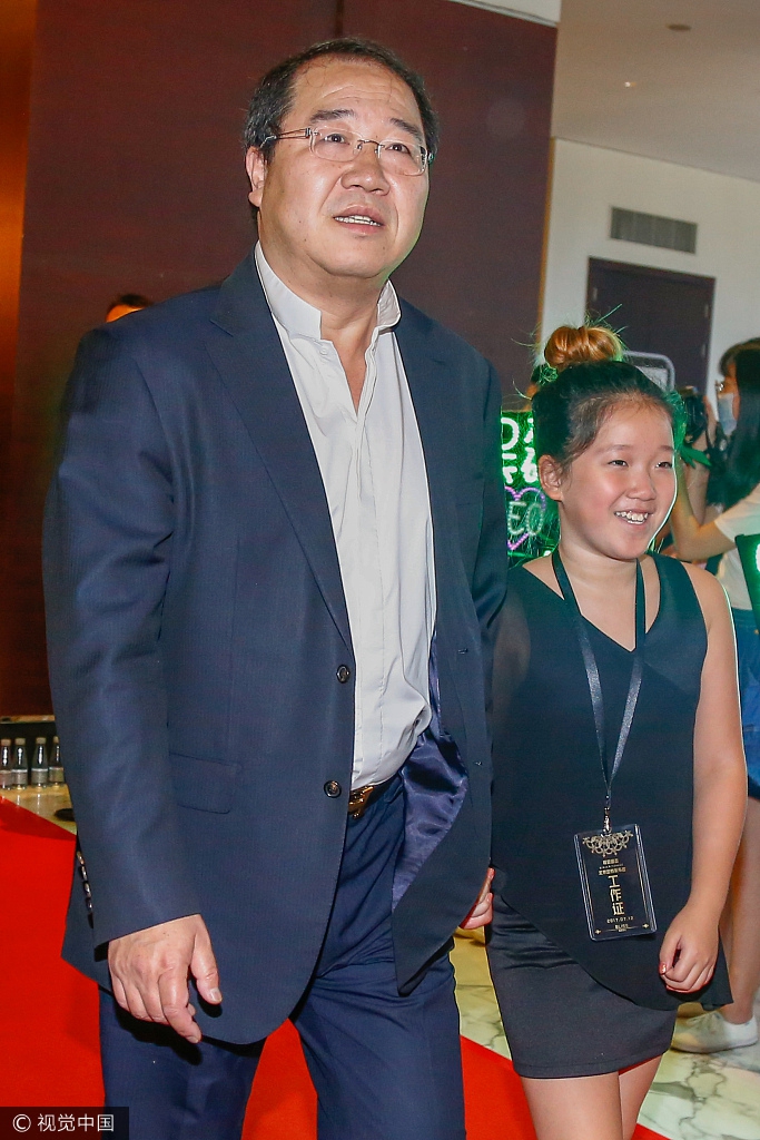 组图:英达"洗钱风波"后公开现身 与身边美女上演身高差