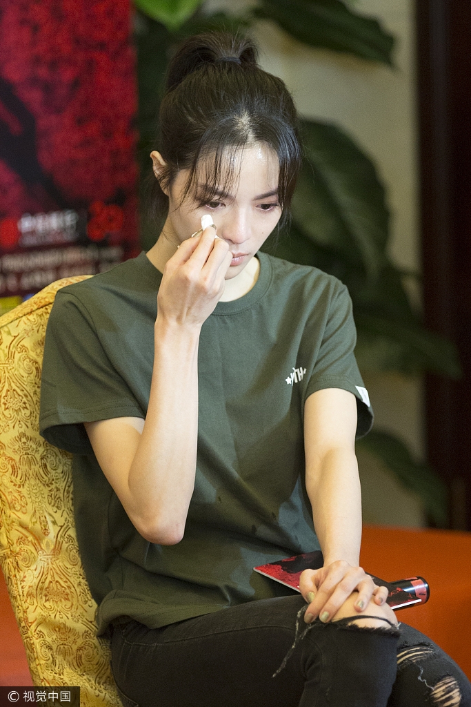 组图:《芳华》首映前被延期 众主演发布会当场落泪_高清图集_新浪网