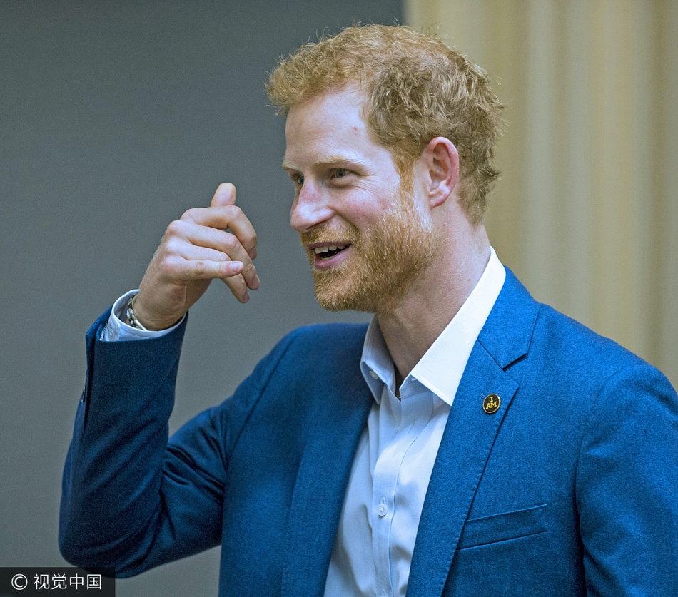 组图:哈里王子西装革履手比电话 开怀大笑秒变表情包