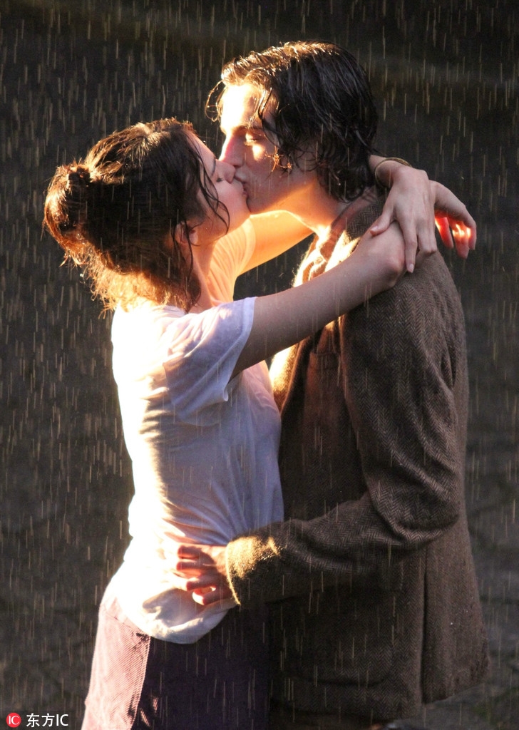 组图:赛琳娜-戈麦斯雨中激吻小鲜肉 贴身相拥湿身诱惑_高清图集_新浪