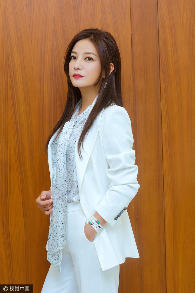 组图:赵薇白西装展清新女总裁范儿 红唇娇艳气场十足