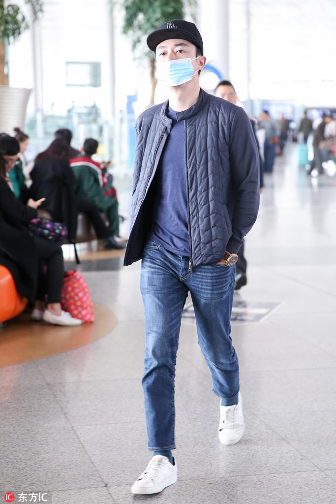 组图:霍建华藏蓝夹克低调现身 黑色棒球帽帅气有型