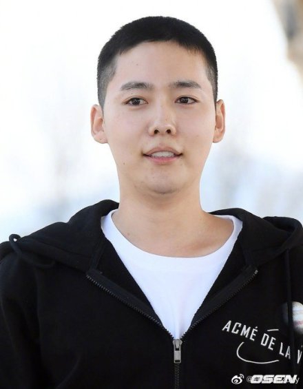 组图：WINNER成员金秦禹入伍 剪板寸头穿黑色look神色轻松
