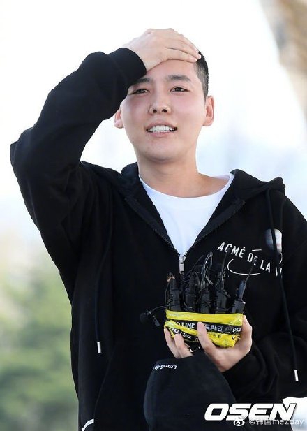 组图：WINNER成员金秦禹入伍 剪板寸头穿黑色look神色轻松