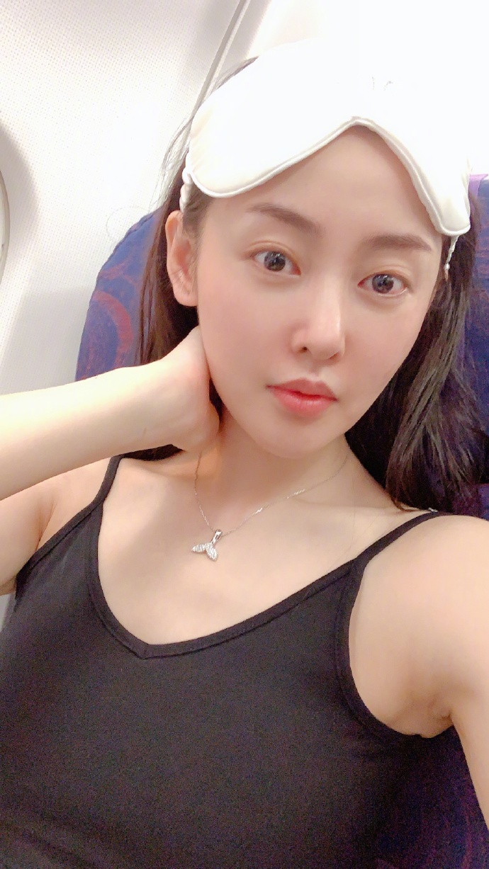 组图张天爱穿黑色吊带小露性感皮肤白皙素颜依旧很能打