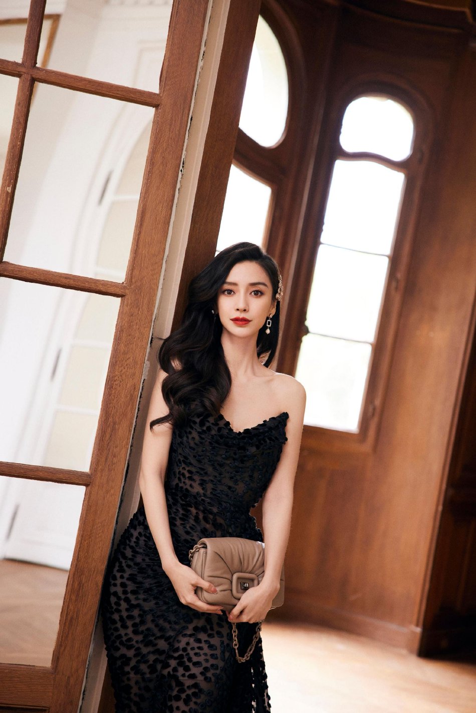 angelababy巴黎看秀造型图 黑色v领抹胸裙波浪长发优雅妩媚-易天影视