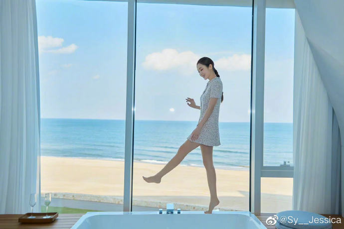 組圖：鄭秀妍晒海邊隨拍 穿小香風連衣裙雙腿纖細優雅迷人