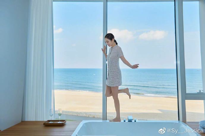 組圖：鄭秀妍曬海邊隨拍 穿小香風連衣裙雙腿纖細優雅迷人