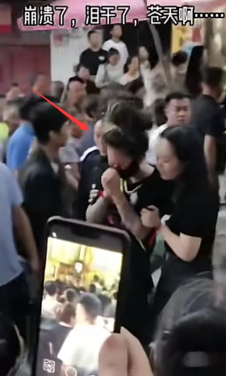 組圖:歌手張恒遠追悼會在老家舉行 妻子畢夏悲痛哭泣被攙扶 - 新浪香港