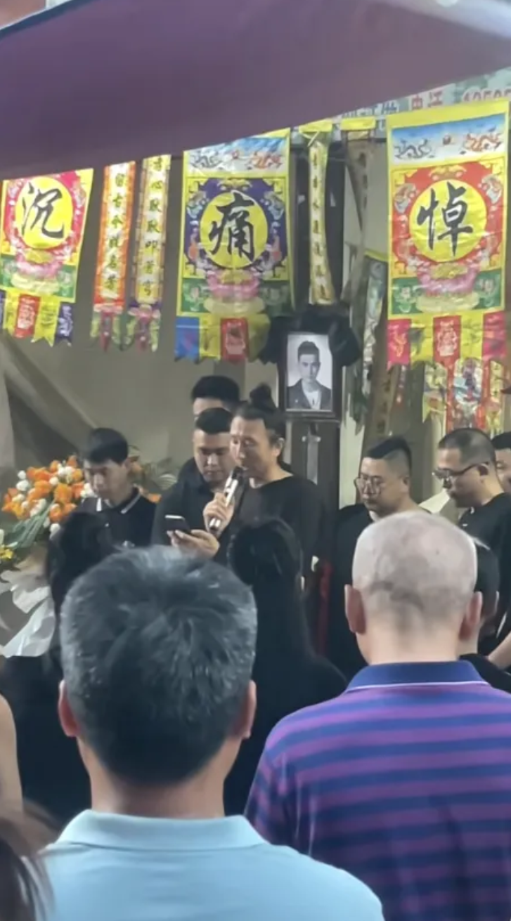 組圖:歌手張恒遠追悼會在老家舉行 妻子畢夏悲痛哭泣被攙扶 - 新浪香港
