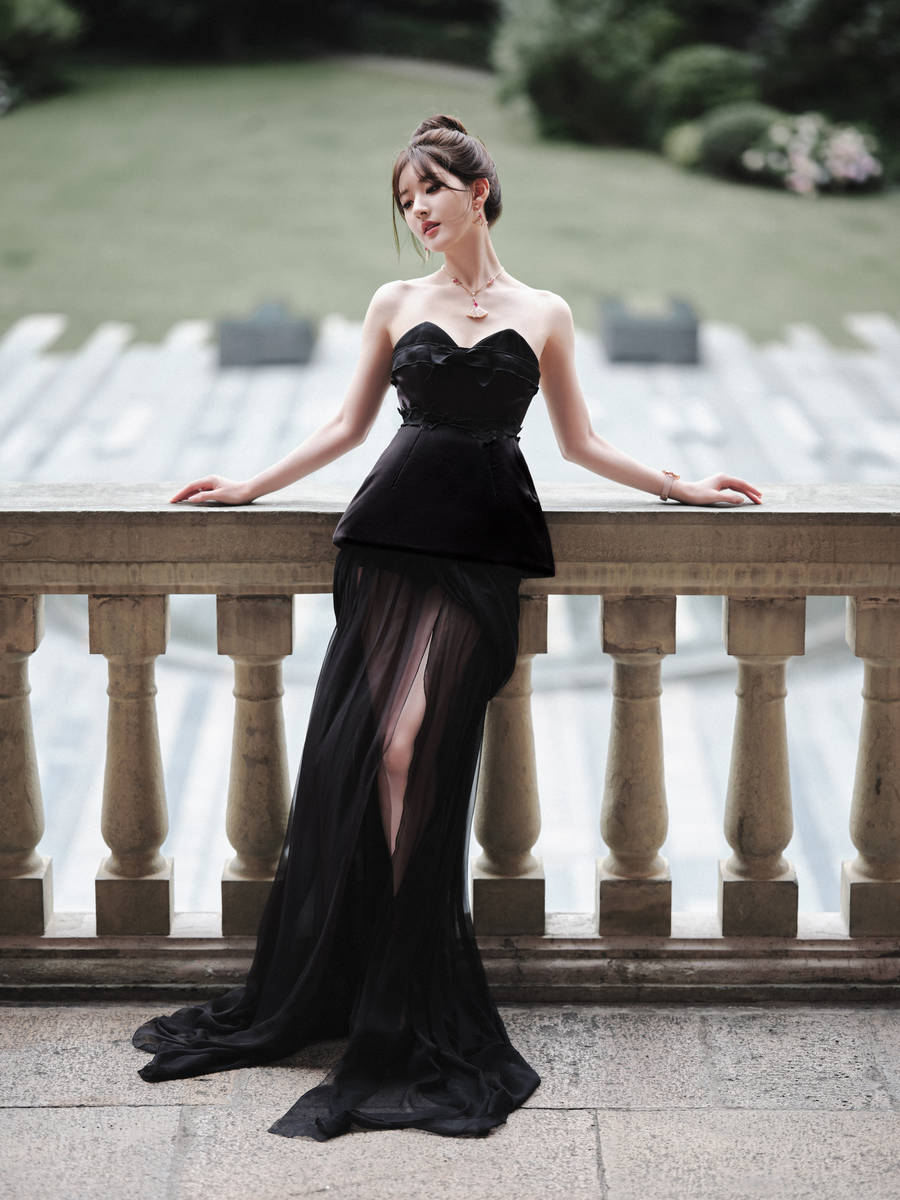 组图:赵露思黑色开叉纱裙秀美腿 身材逆天似优雅黑天鹅_高清图集_新浪