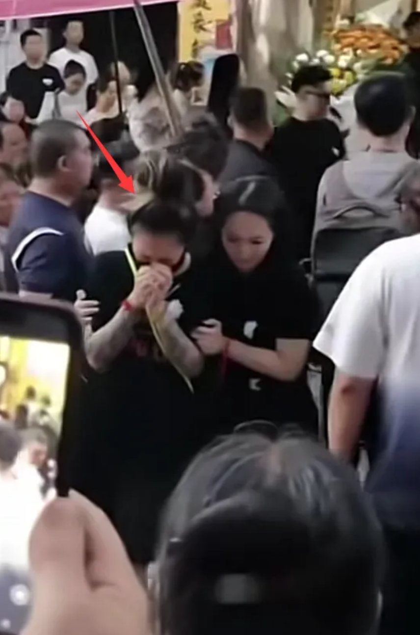 組圖:歌手張恒遠追悼會在老家舉行 妻子畢夏悲痛哭泣被攙扶 - 新浪香港