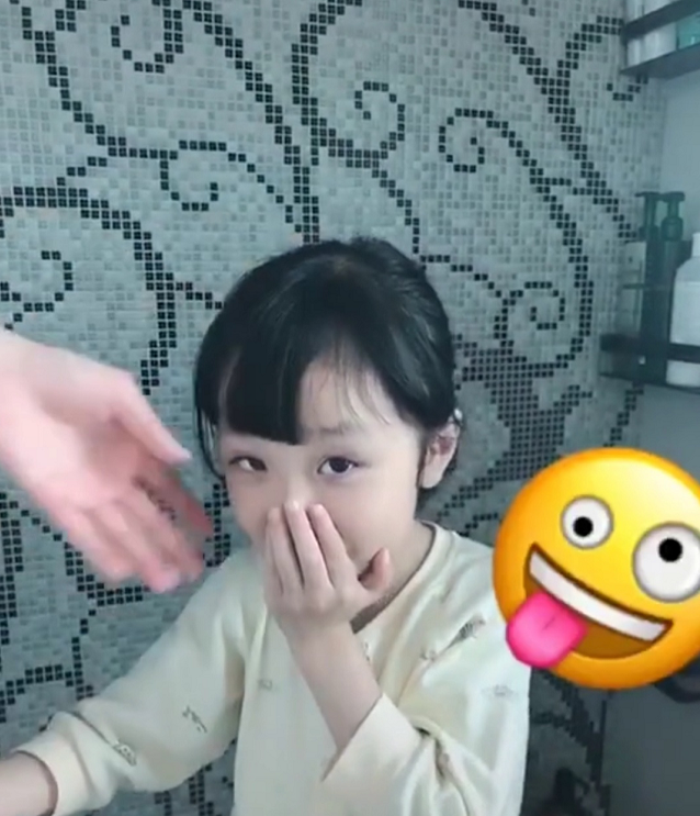 组图:洪欣晒照为女儿剪头发 5岁彤彤捂脸害羞小表情抢镜