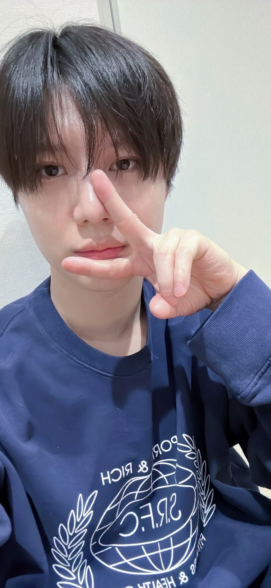 组图:shinee李泰民退伍后晒自拍 对镜头比耶状态好