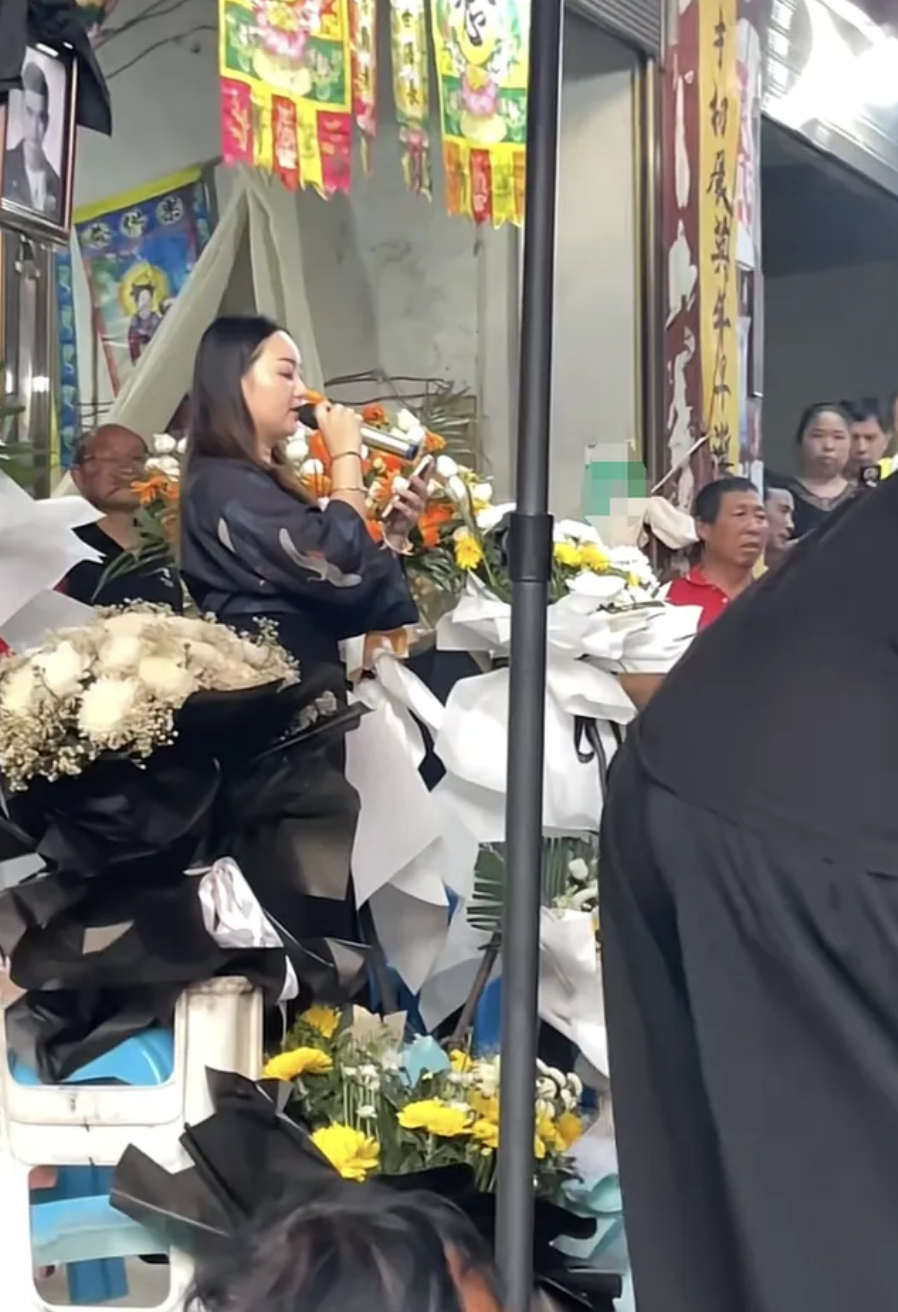 組圖:歌手張恒遠追悼會在老家舉行 妻子畢夏悲痛哭泣被攙扶 - 新浪香港