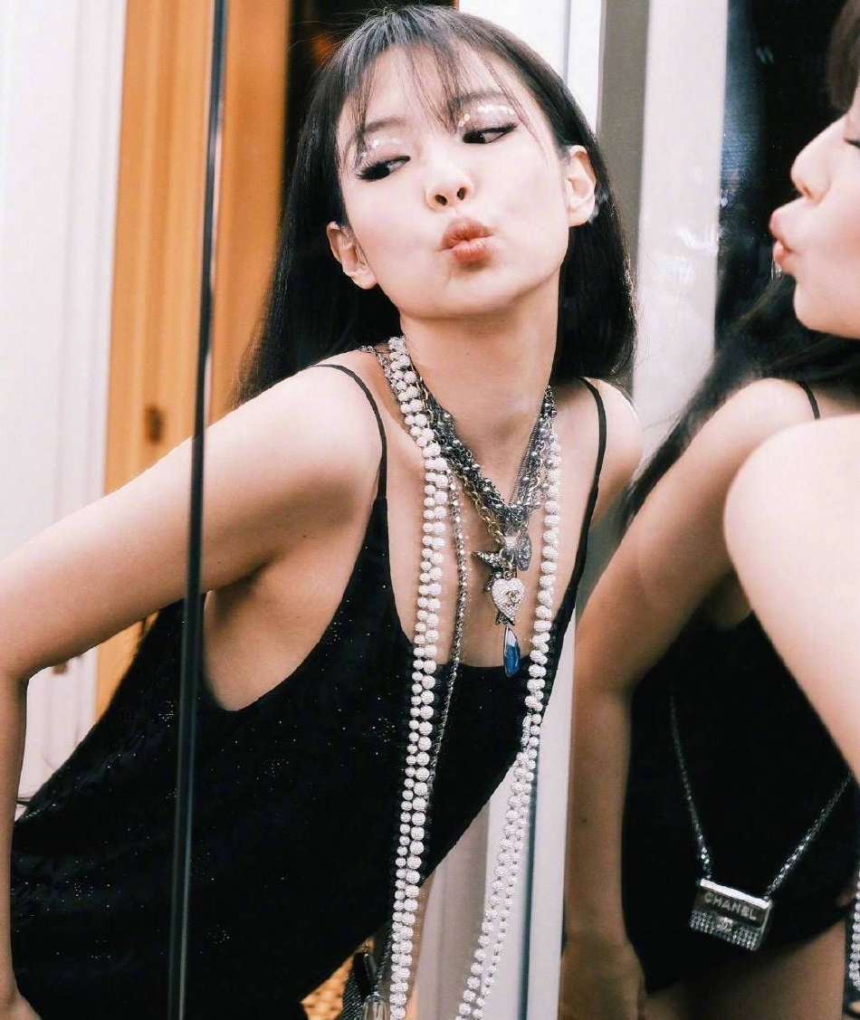 组图:jennie晒afterparty随拍 穿黑色吊带对镜嘟嘴性感_高清图集_新浪