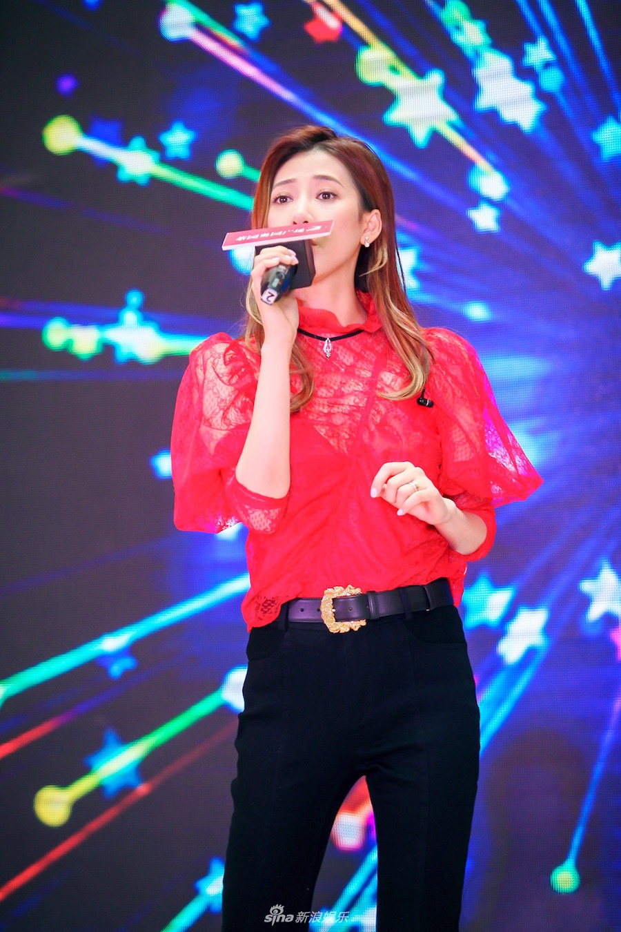 组图:弦子现身重庆演出 演唱曲目年份横跨13年