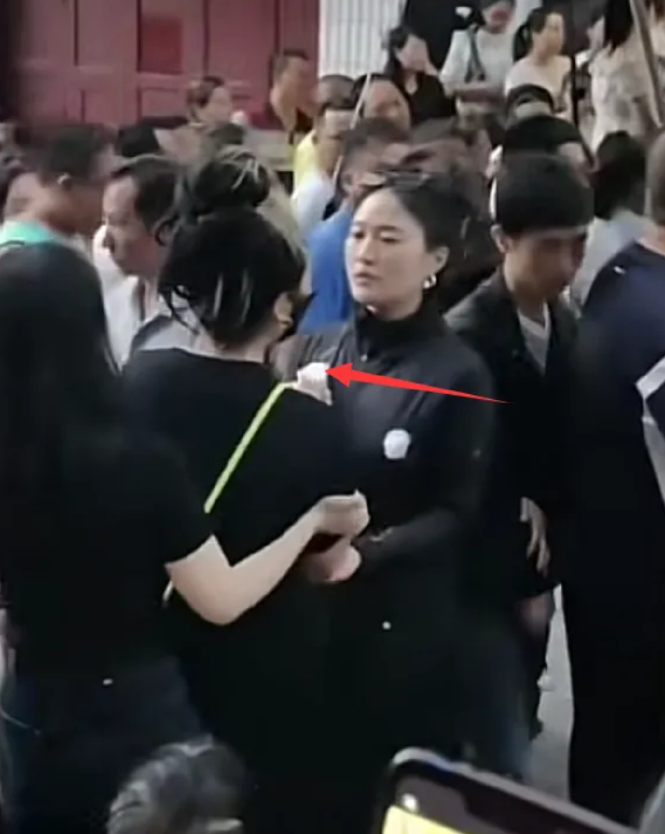 組圖:歌手張恒遠追悼會在老家舉行 妻子畢夏悲痛哭泣被攙扶 - 新浪香港