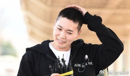 組圖：WINNER成員金秦禹入伍 剪板寸頭穿黑色look神色輕鬆