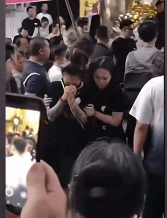 組圖:歌手張恒遠追悼會在老家舉行 妻子畢夏悲痛哭泣被攙扶 - 新浪香港