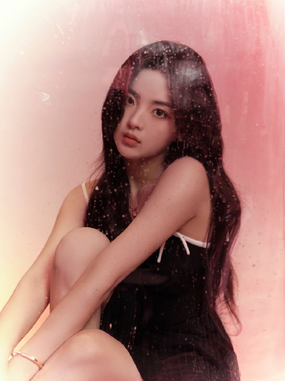 杨超越穿吊带小黑裙亮相 锁骨精致事业线抢镜