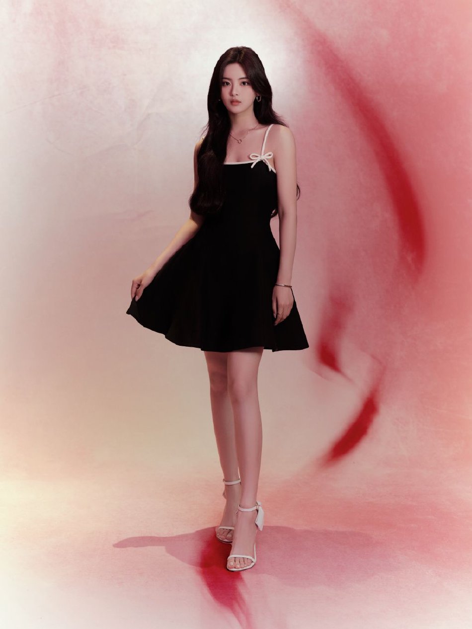 杨超越穿吊带小黑裙亮相 锁骨精致事业线抢镜-易天影视公司-服务项目