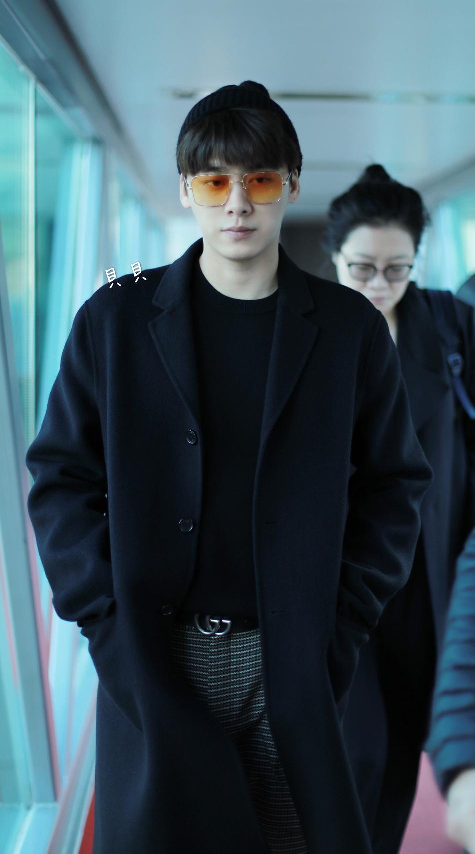 组图:李易峰黑色大衣搭配格纹长裤现身机场 潮范十足