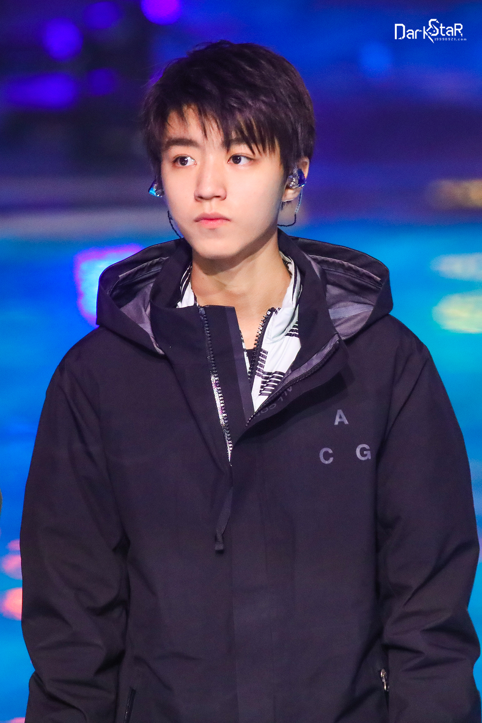 组图:王俊凯黑色风衣现身彩排 演唱歌曲深情款款